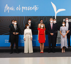 Fotografía de grupo de Sus Majestades los Reyes y Sus Altezas Reales la Princesa de Asturias y de Girona, la Infanta Doña Sofía con las autoridades y 